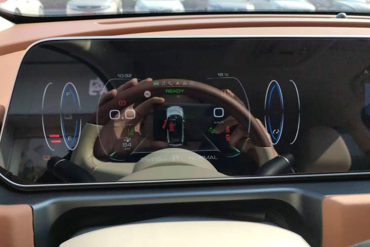 Used ORA Good Cat 2023 401 km Standard Range Luxury Version Lithium Iron Phosphate