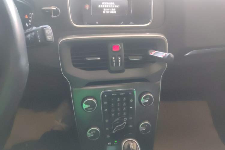 Used Volvo V40 2016 T4 Smart Luxury Edition
