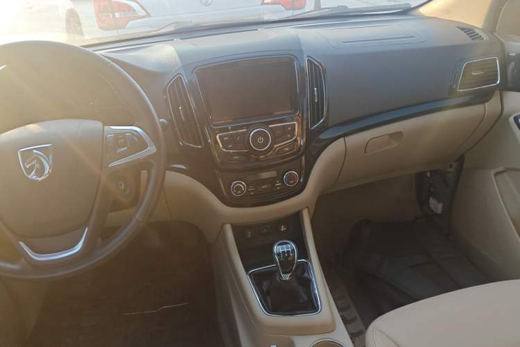 Used Baojun 730 2014 1.5L Manual Luxury Navigation ESP Version 7 Seats