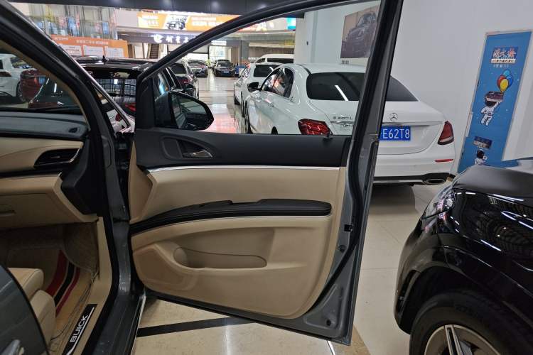 Used Buick GL8 2023 Land Business Class Smart Deluxe Model
