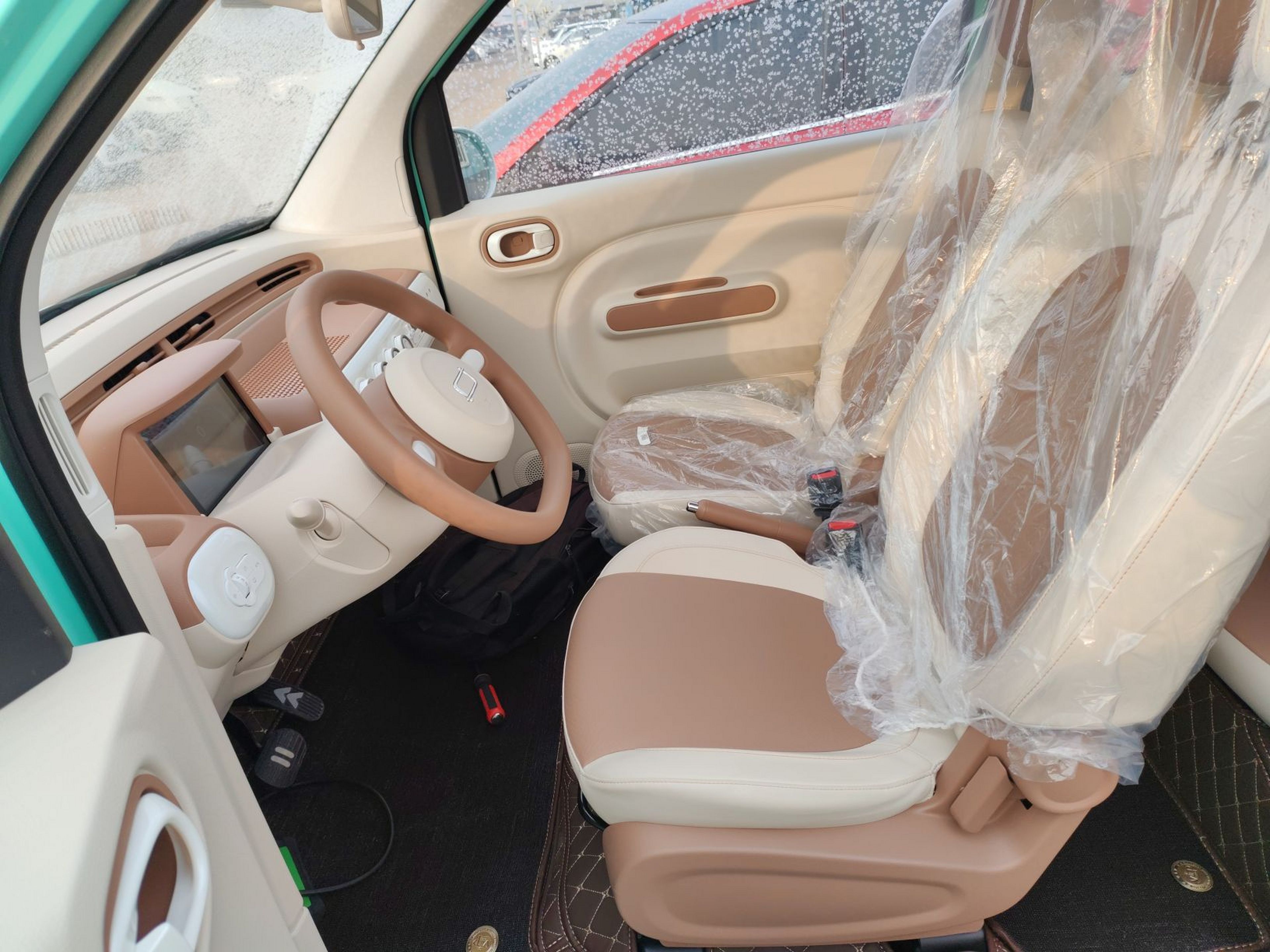 المقاعد الأمامية داخل السيارة