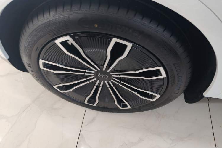 Used  07 2024 Ultra All-Electric Four-Wheel Drive