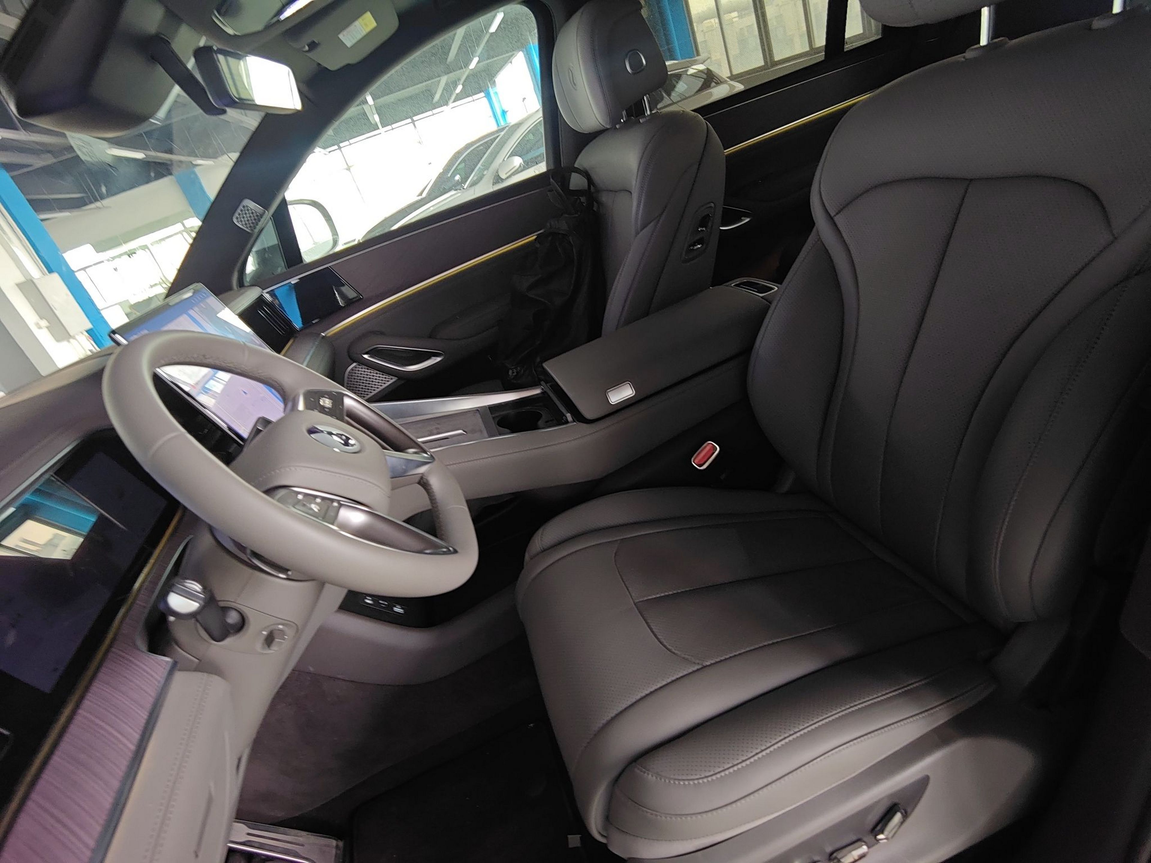 Переднее сиденье в автомобиле