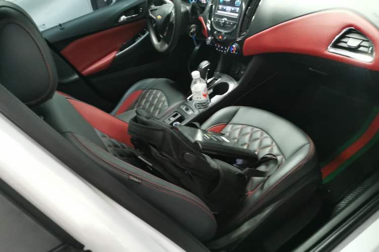 Used Chevrolet Cruze 2017 1.5L Hatchback Automatic Pioneer Sunroof Edition
