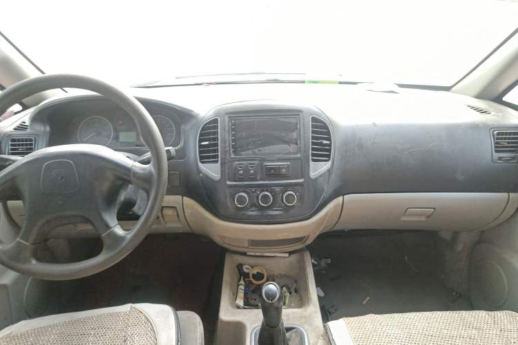 Used FORTHING Lingzhi 2016 V3 1.5L 7-Seater Luxury Model China IV Standard
