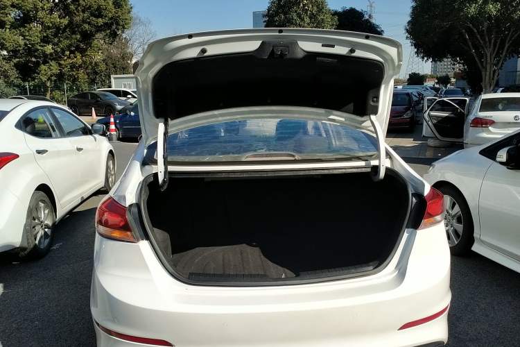 Used Hyundai Elantra 2016 1.6L Manual ZhiXuan · Dynamic Model