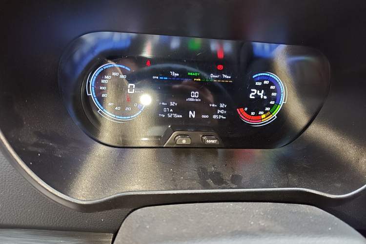 Used Chana Ruixing EM80 2025 Passenger Version Comfort Model 6 Seats 300 km Liftback Door
