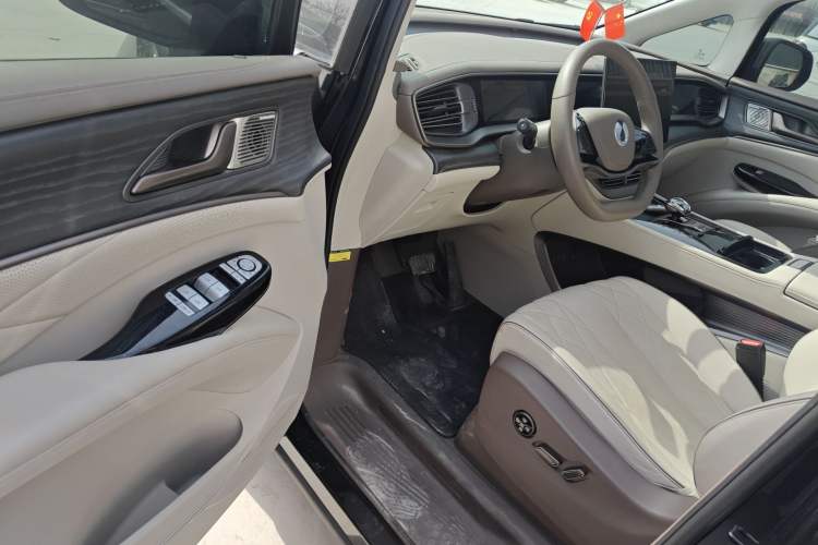 Used Denza D9 2022 DM-i 970 Four-Wheel Drive Flagship Model
