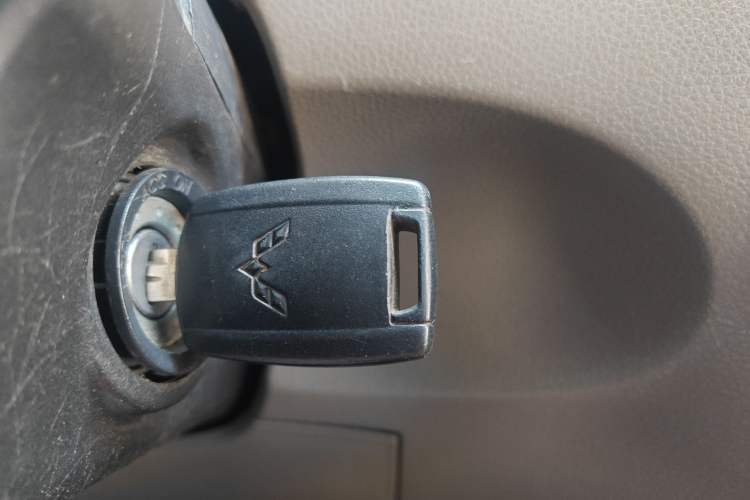 Used Wuling Rongguang V 2016 1.5L Practical Version Non-Power-Assisted
