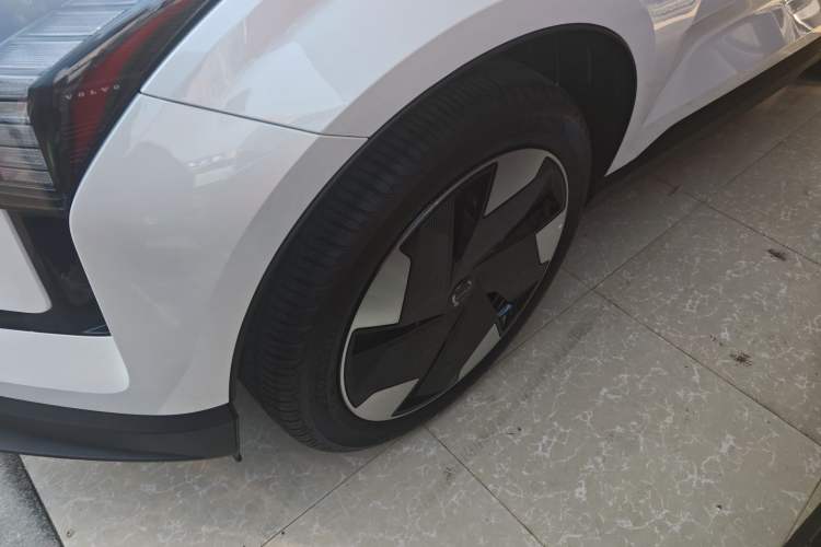 Used Volvo EX30 2025 Rear-Drive Long-Range Plus Model
