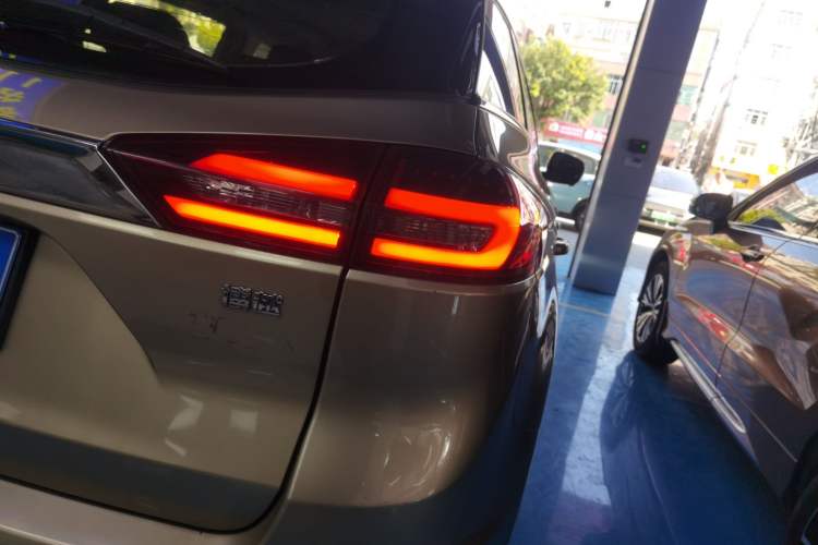 Used Geely Auto Emgrand X7 Sport 2018 1.8TD Automatic Two-Wheel Drive Smart 4G Connected Version
