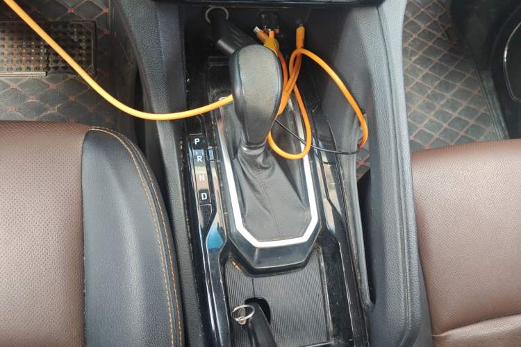 Used JMC Yusheng S350 2016 2.0T Automatic 4x4 Gasoline Luxury Version with Sunroof 7 Seats