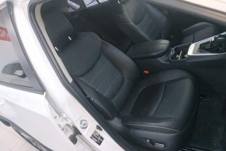 Used Toyota RAV4 2023 2.0L CVT Two-Wheel Drive 20th Anniversary Platinum Edition
