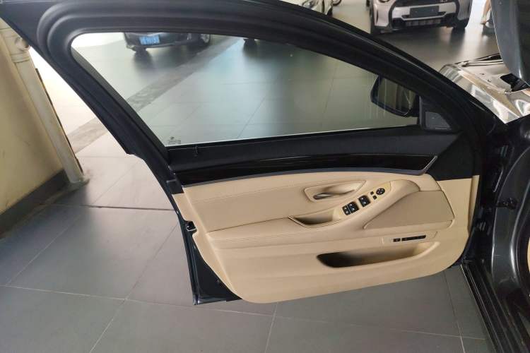 Used BMW 5 Series 2015 535Li Leading Model
