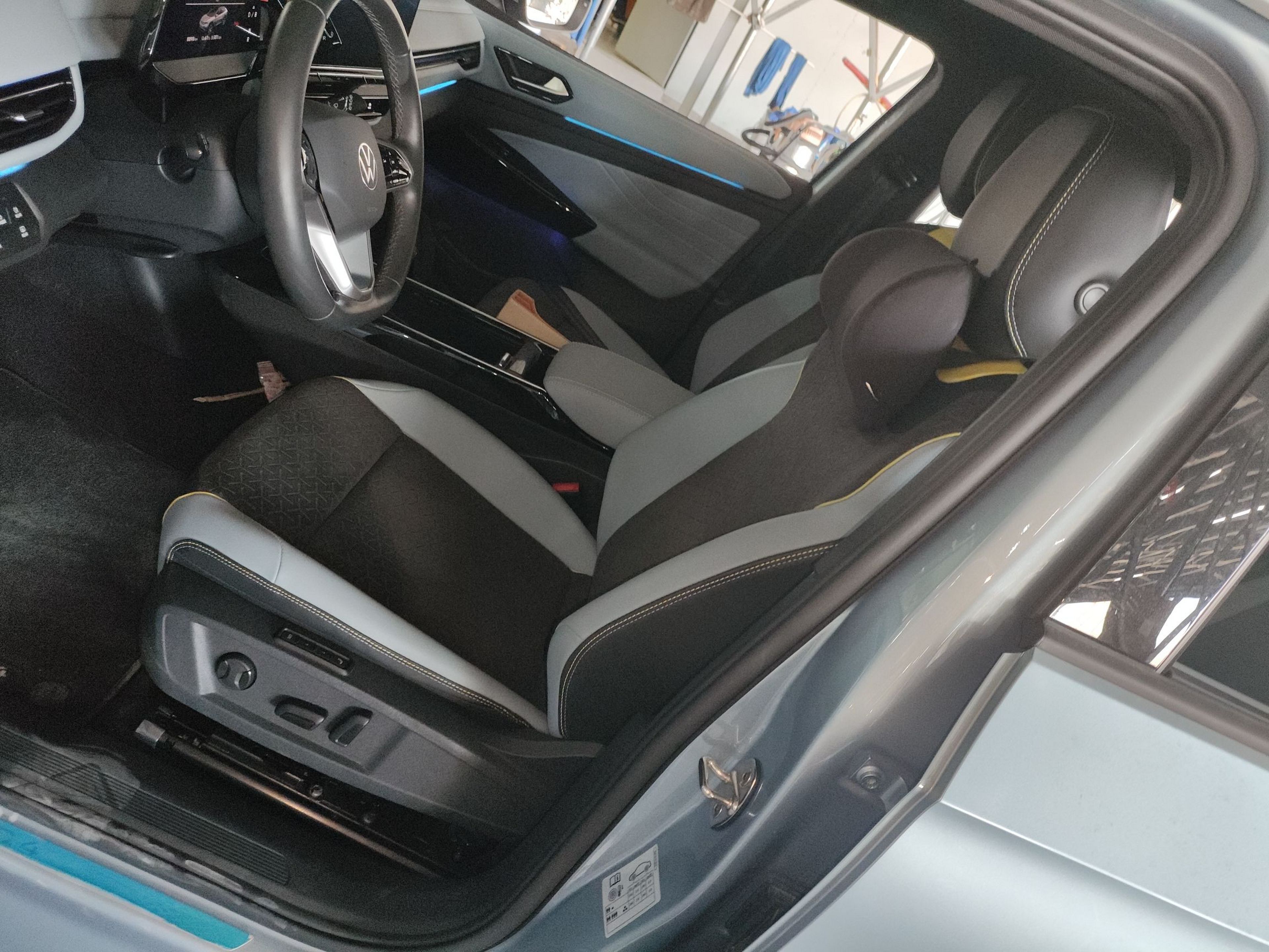 Переднее сиденье в автомобиле