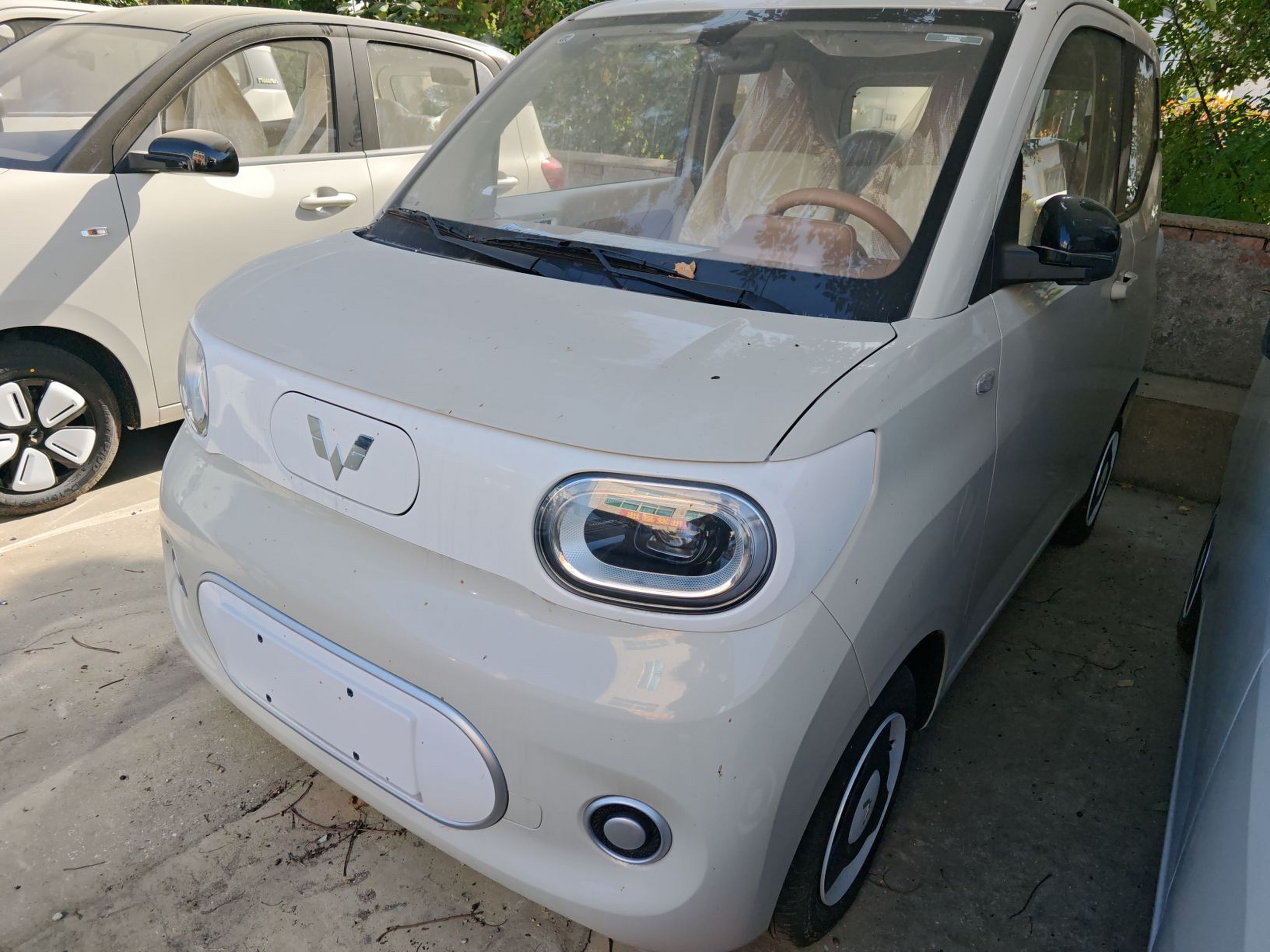 Под передней частью автомобиля