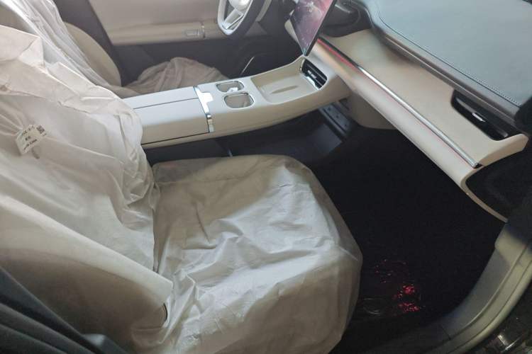 Used  Q07 2025 215 Prestige Edition
