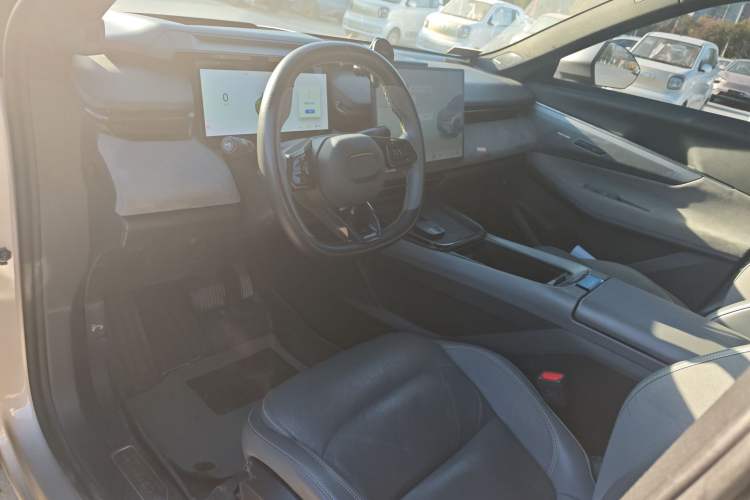 Used Lynk & Co 08 EM-P 2023 120km Long-Range Halo
