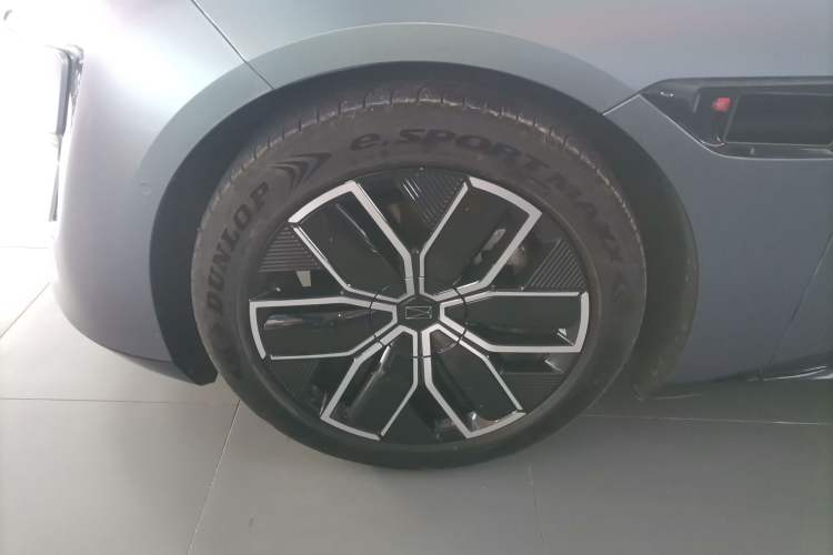 Used  12 2024 700 Three-Laser Rear-Wheel Drive Luxury Edition