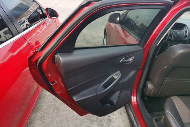 Used Ford Focus 2012 Sedan 1.6L Automatic Fashion Edition