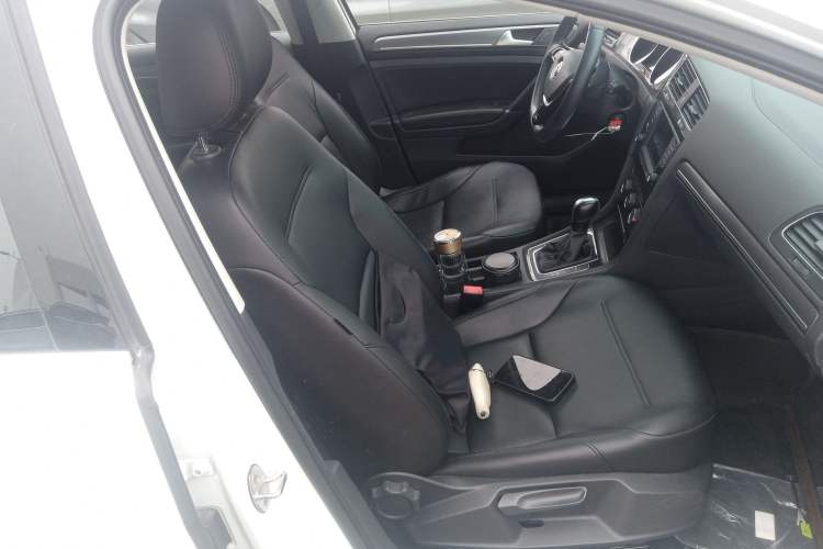 Used Volkswagen Golf 2017 1.6L Automatic Comfort Million-Vehicle Anniversary Edition
