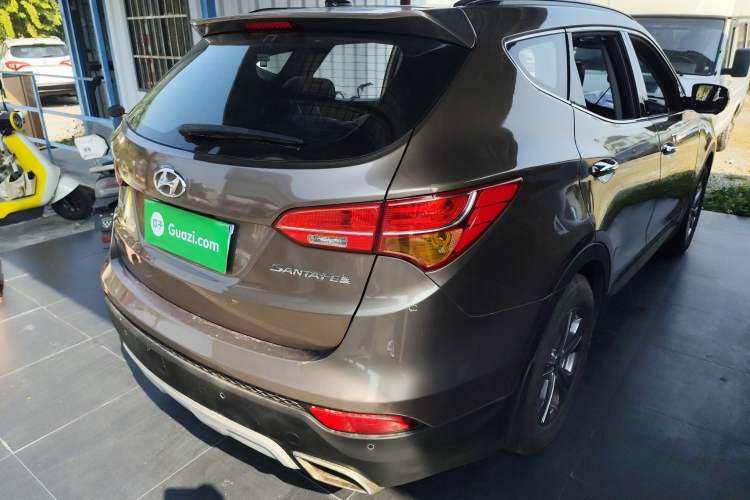 Used Hyundai Santa Fe 2015 2.4L Automatic Two-Wheel Drive Smart Version 5 Seats
