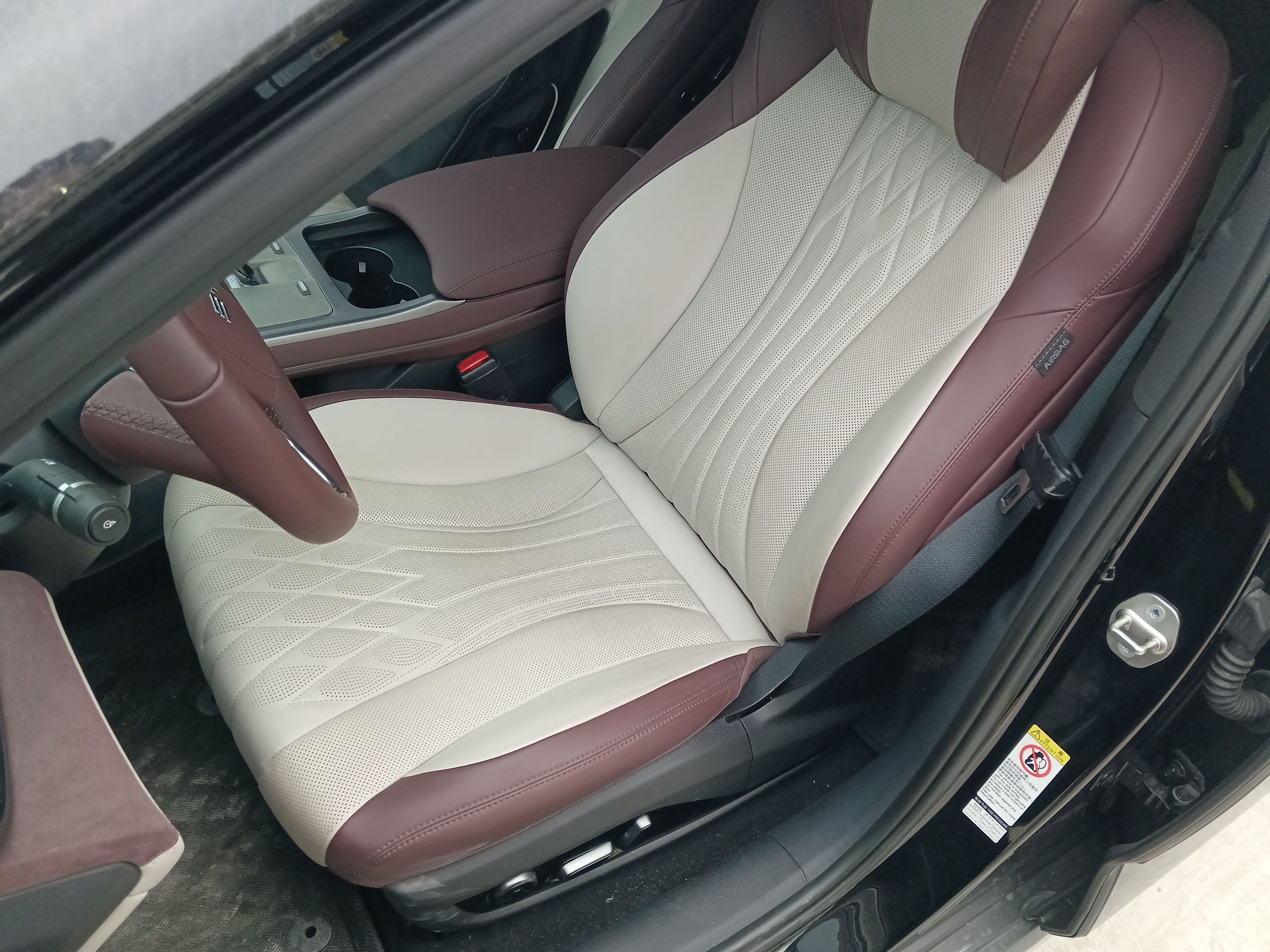 Переднее сиденье в автомобиле