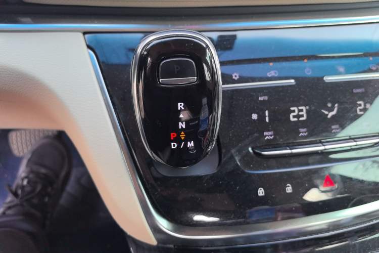 Used Buick GL8 2023 Facelifted Land Cruiser Executive Luxury Version
