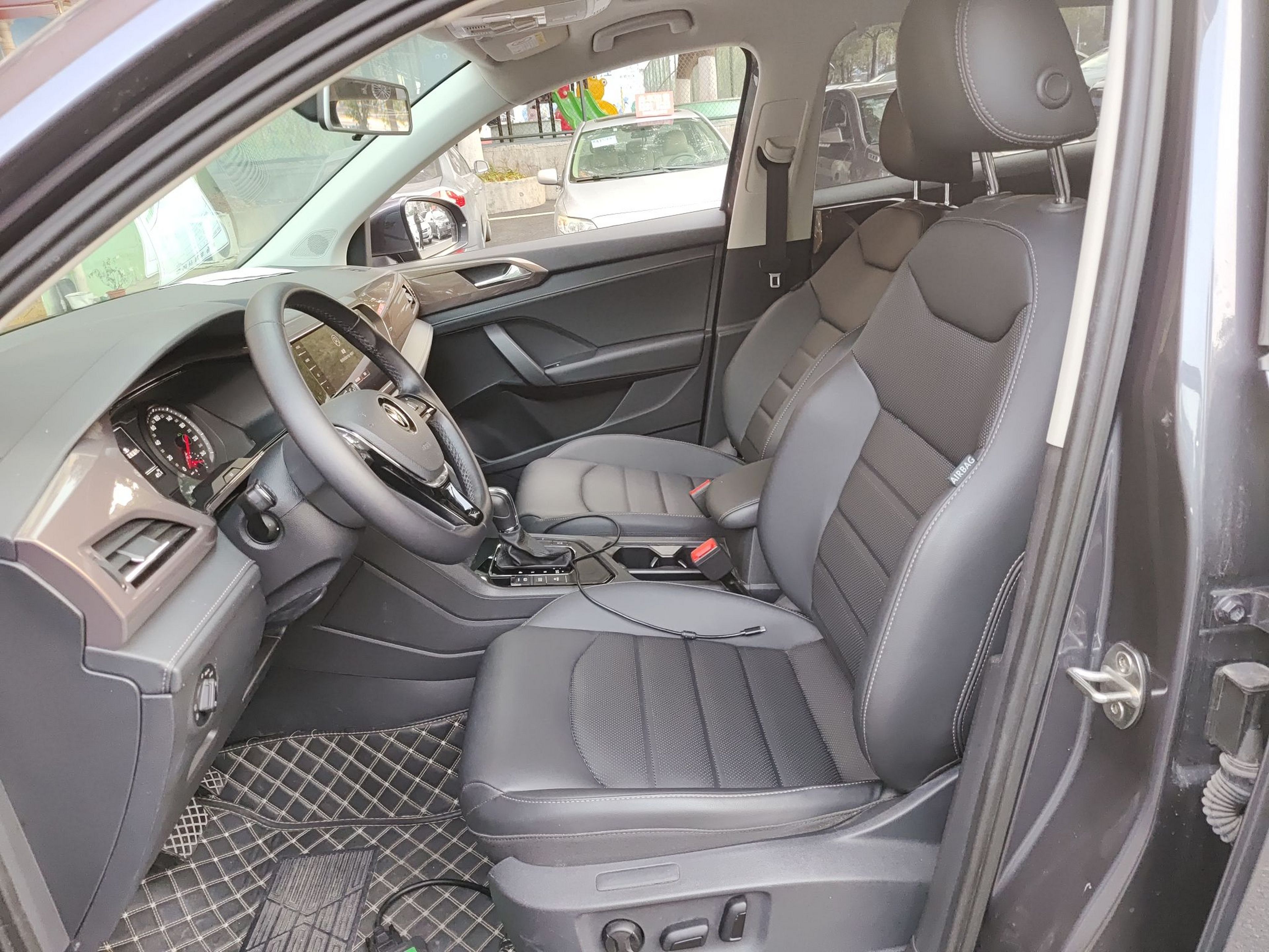 Переднее сиденье в автомобиле