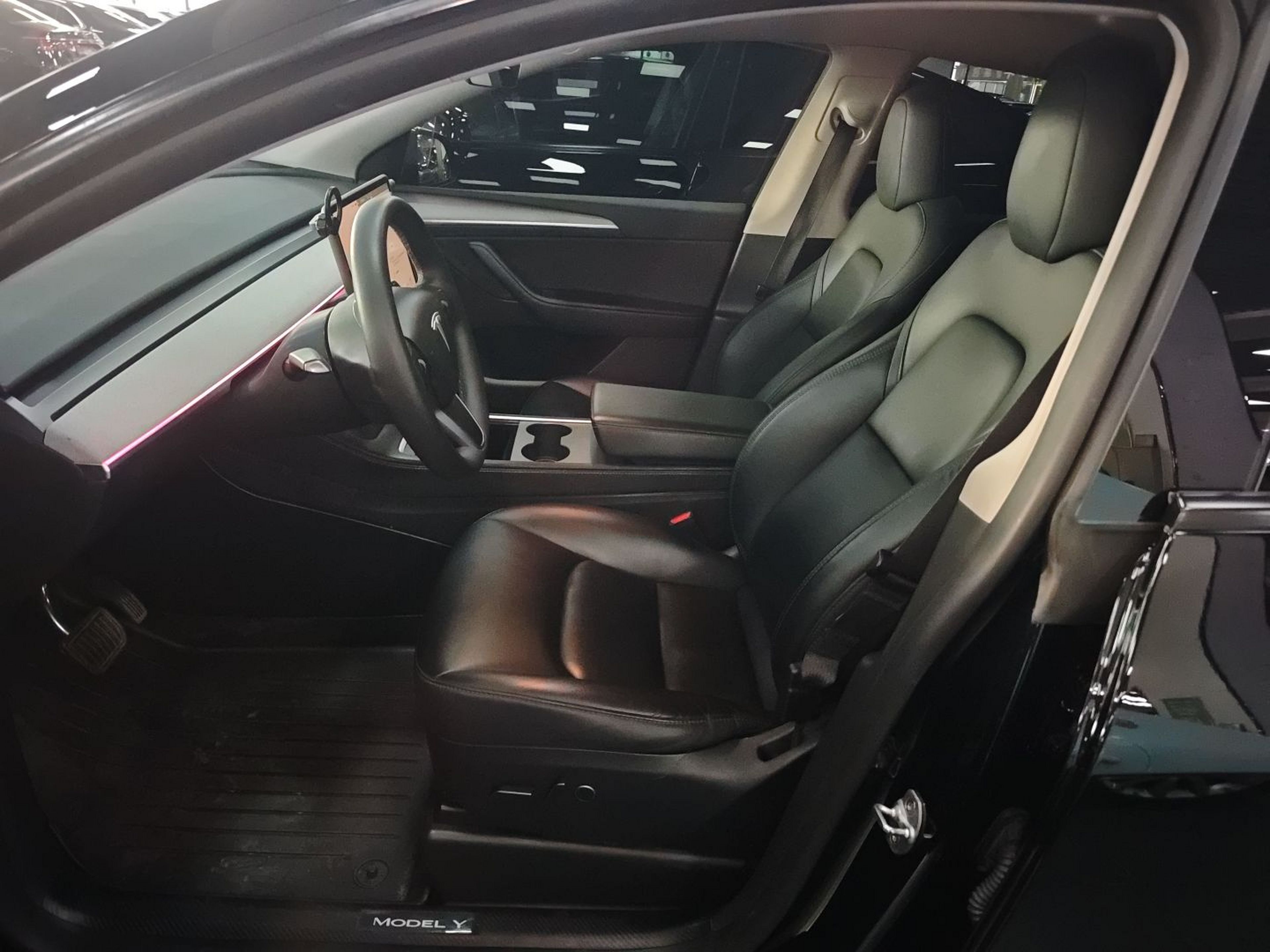 المقاعد الأمامية داخل السيارة