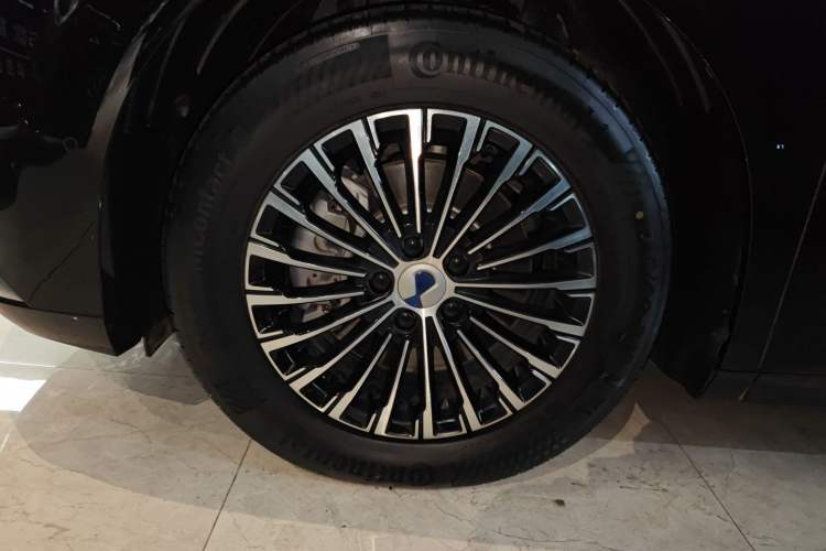 Used Denza D9 2025 DM-i Intelligent Drive 1020 Four-Wheel Drive Flagship Model