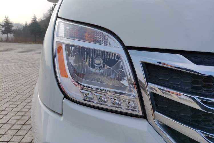 Used SAIC MAXUS Xintu V80 2021 2.0T PLUS Manual Aoyuntong Short Wheelbase Mid-Roof 5/6-Seater