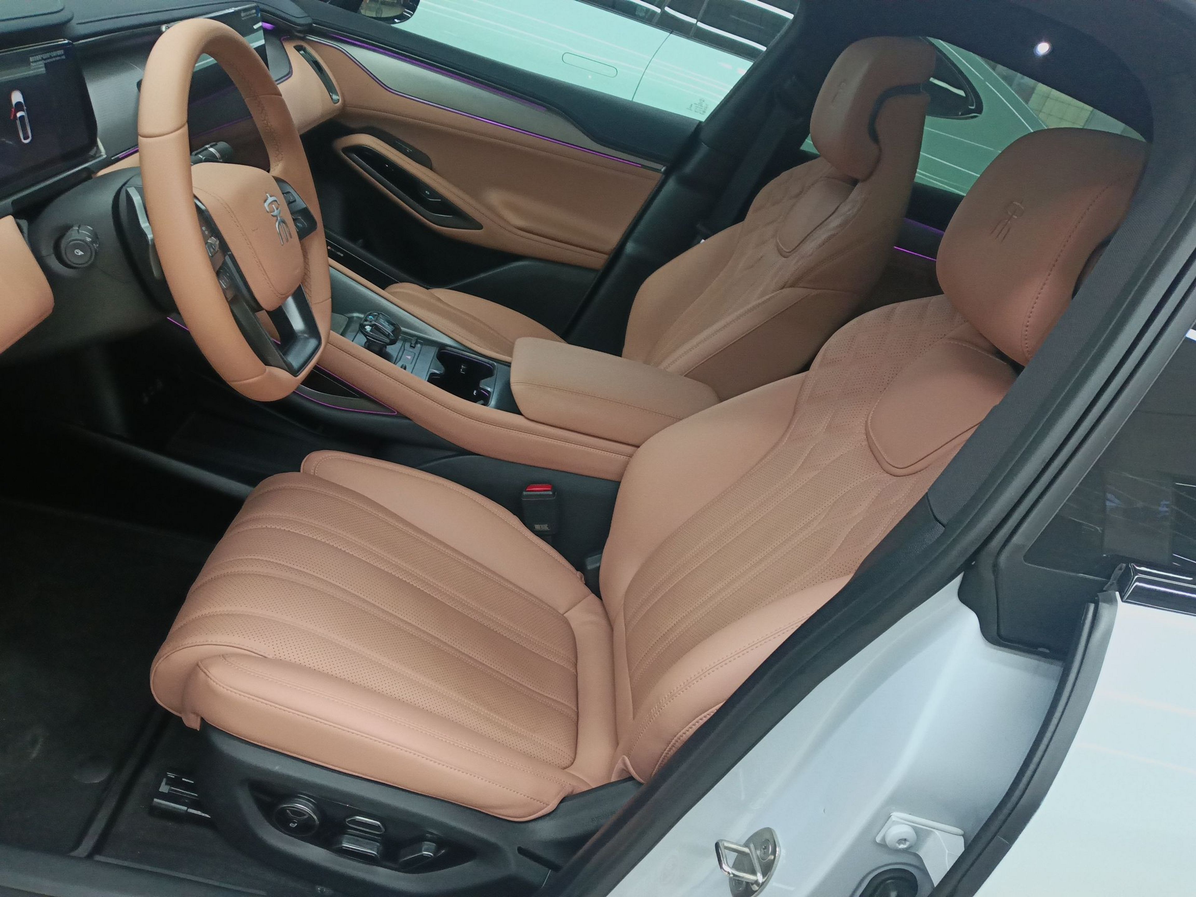 المقاعد الأمامية داخل السيارة