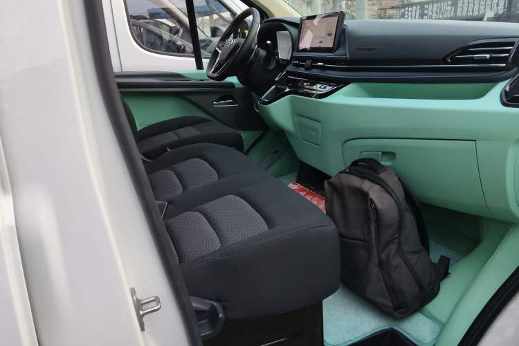 Used SAIC MAXUS Xintu V70 2023 2.0T Elite Edition Automatic Short Wheelbase Low Roof – 5/6 Seats