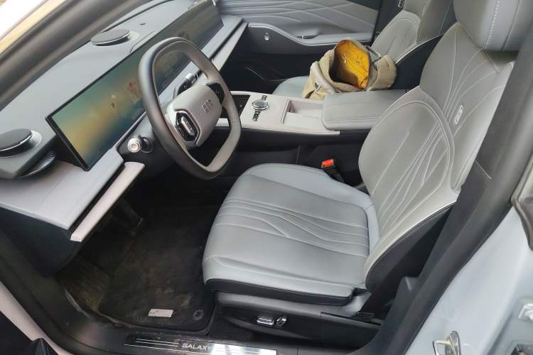 Used  E8 2024 550 km Range Rear-Wheel-Drive PRO