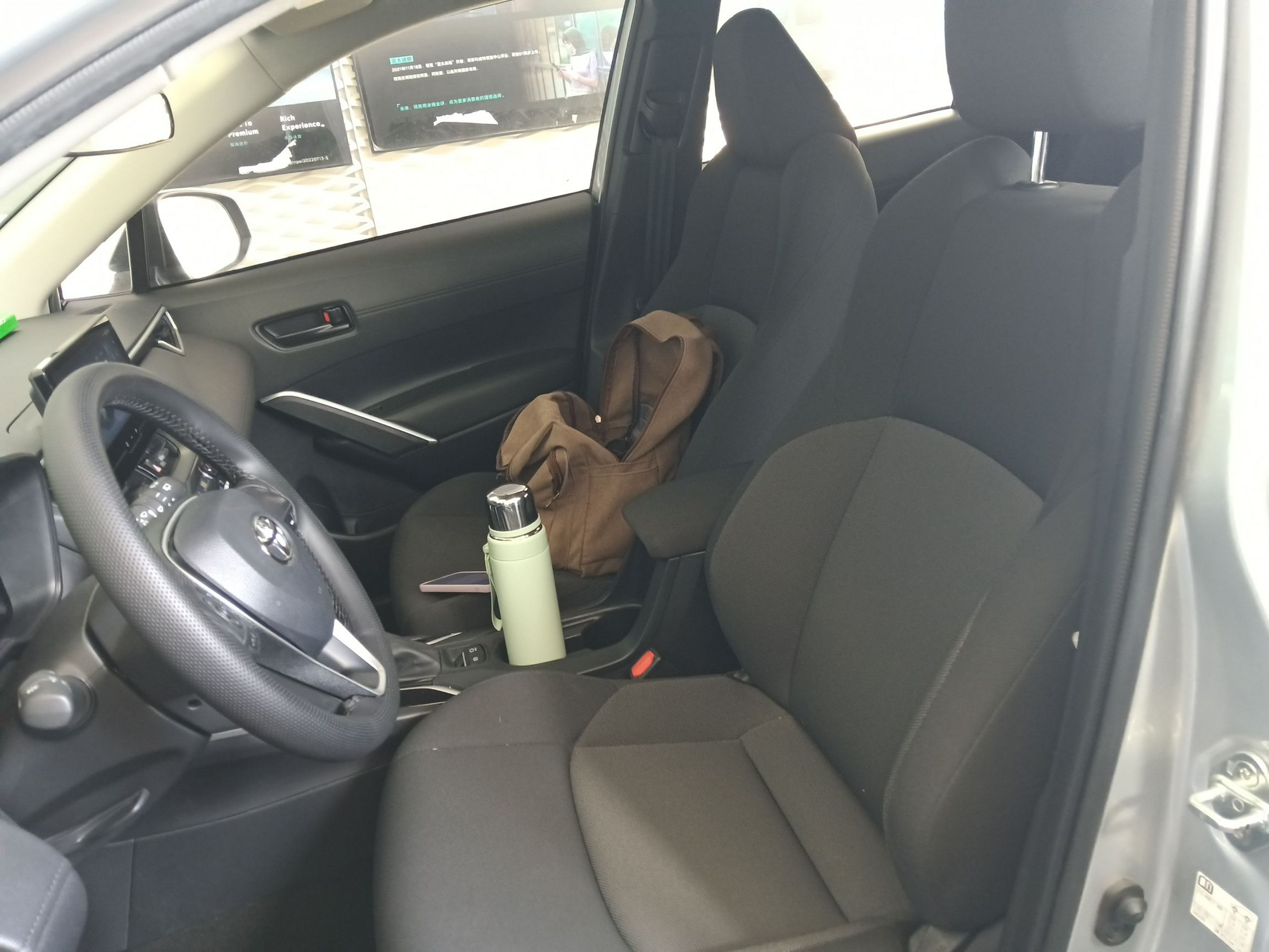 المقاعد الأمامية داخل السيارة