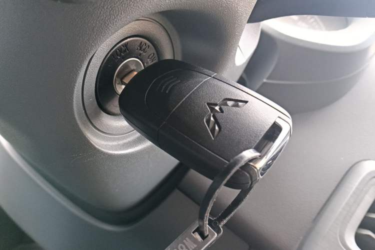 Used Wuling Yangguang 2024 300KM Comfort Version Passenger Van 75kW
