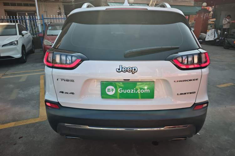 Used  Cherokee 2019 2.0T Four-Wheel Drive Explorer Edition China V
