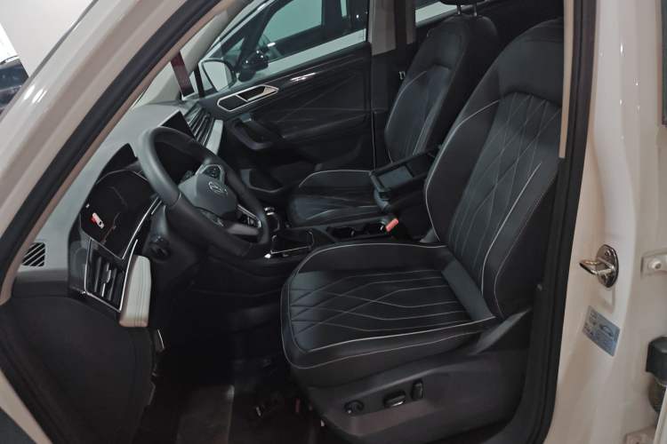 Used Volkswagen Tiguan L 2024 Outstanding Model 330TSI Automatic Two-Wheel Drive R-Line Dragon Glory Edition