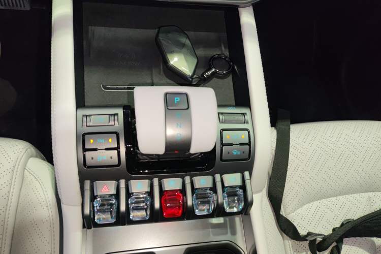 Used  Titanium 3 2025 501 km All-Wheel Drive Intelligent Driving Max Edition
