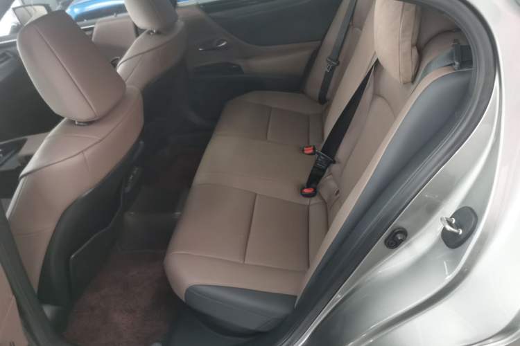 Used Lexus ES 2022 300h Excellence Edition
