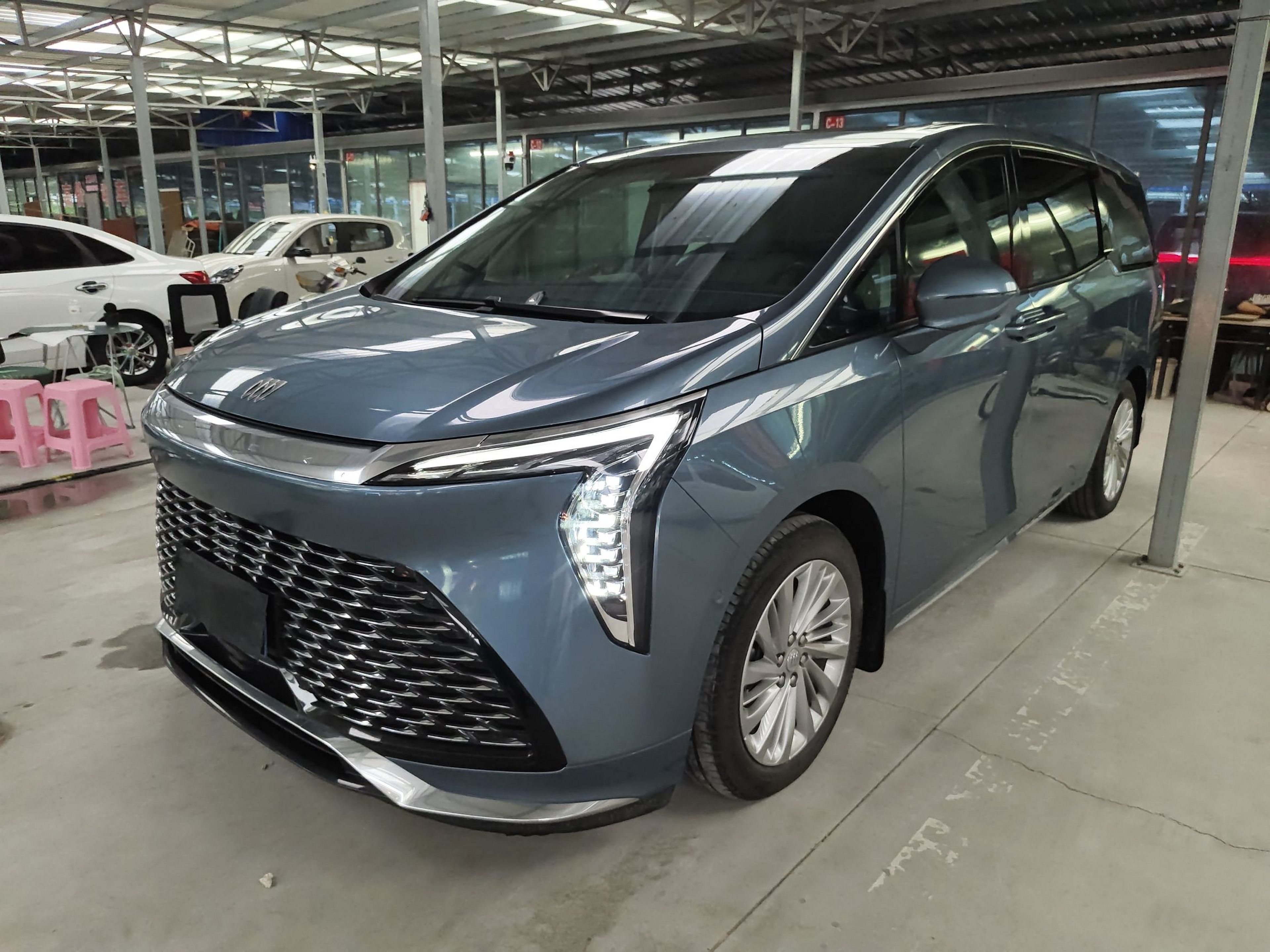 تحت مقدمة السيارة