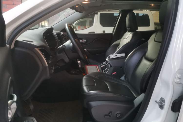 Used  Cherokee 2019 2.0T Two-Wheel Drive Smart Enjoyment Version China VI
