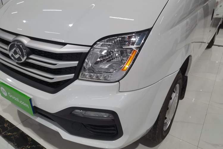 Used SAIC MAXUS Xintu V80 2025 Value Edition City Distribution King 2.0T Manual Long Wheelbase Mid-Roof 127 Ps 3 Seats
