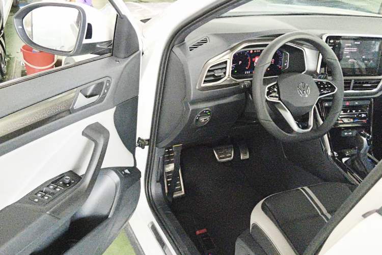 Used Volkswagen T-ROC 2025 Facelifted 300TSI DSG Two-Wheel-Drive Chen Guang Edition
