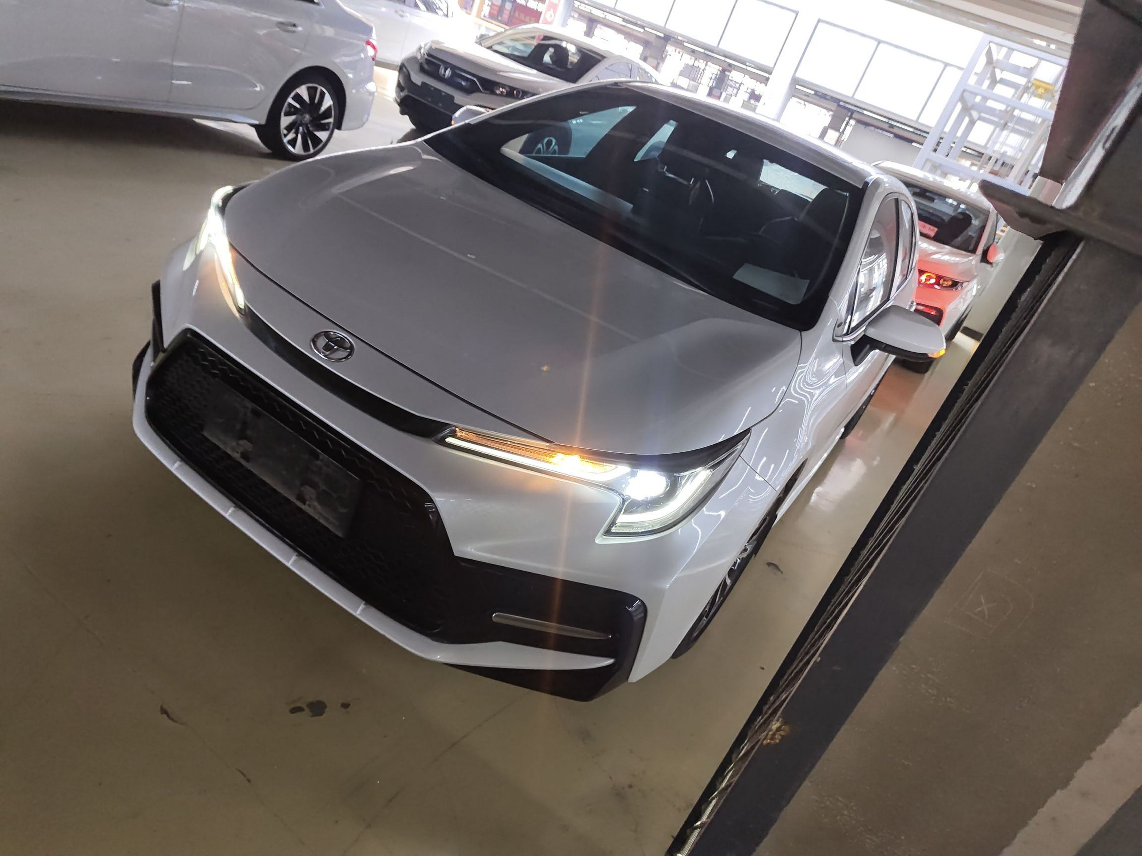 Под передней частью автомобиля