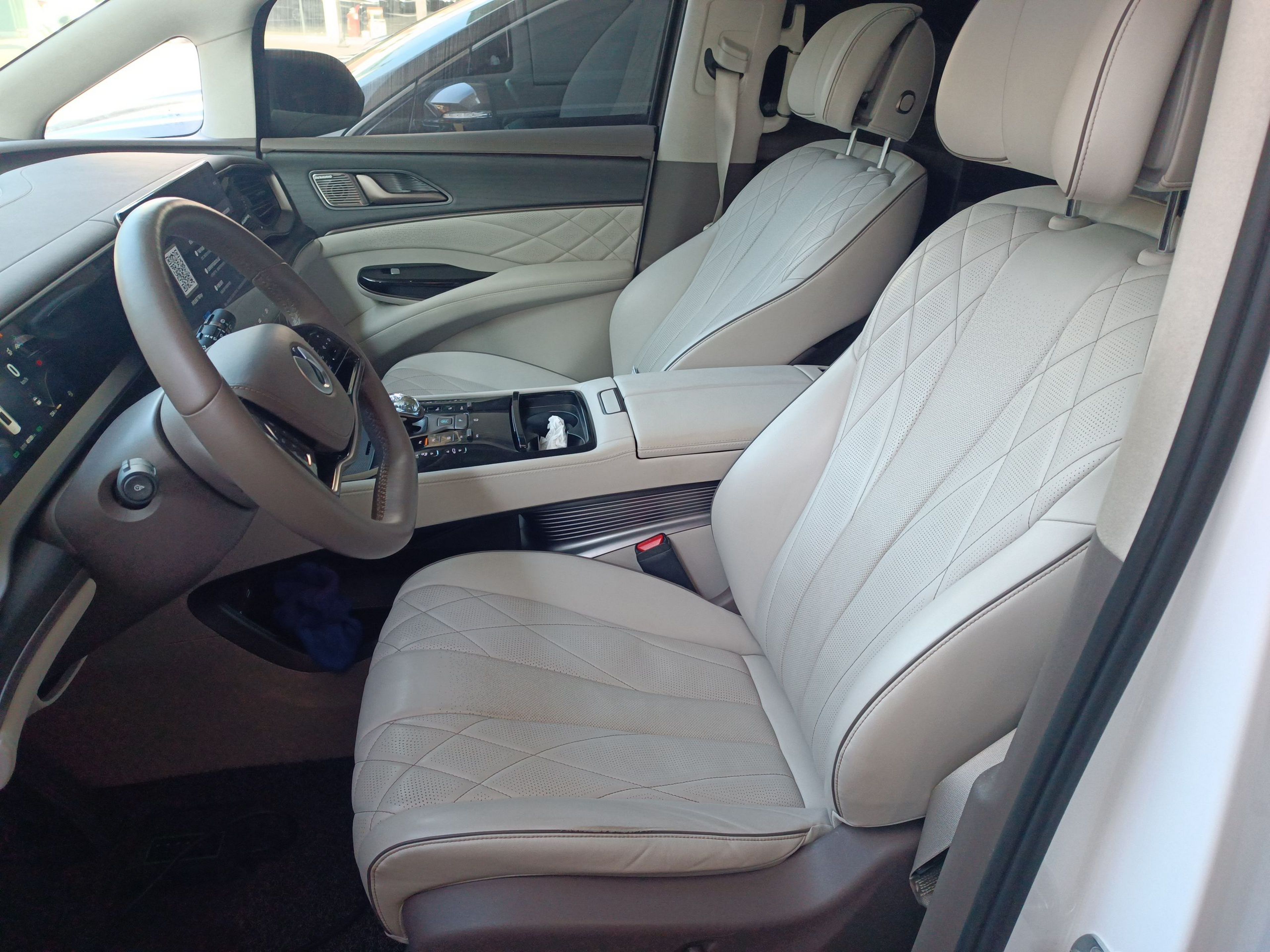 المقاعد الأمامية داخل السيارة