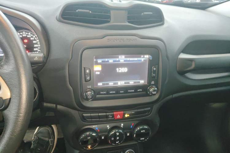 Used  Renegade 2017 180T Automatic Smart Version
