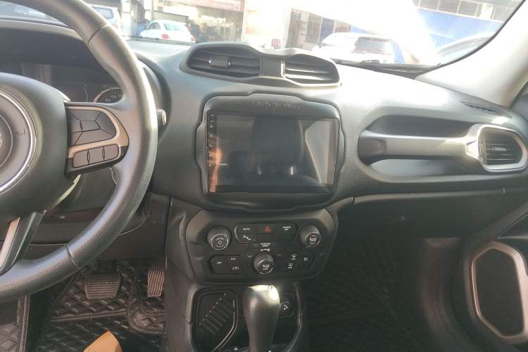 Used  Renegade 2018 Connected Large Screen Version 180T Automatic High-Energy Edition
