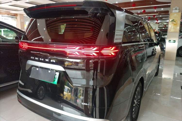 Used Denza D9 2022 DM-i 1040 Prestige Model